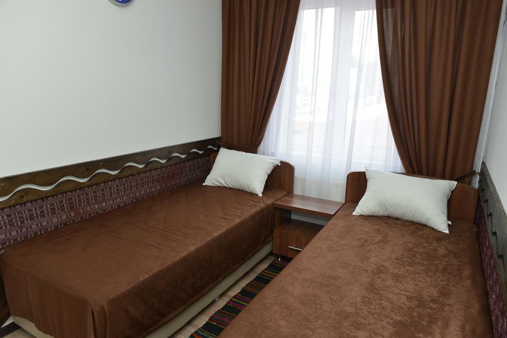 Pensiunea Butoias Glodeni Bilik gambar