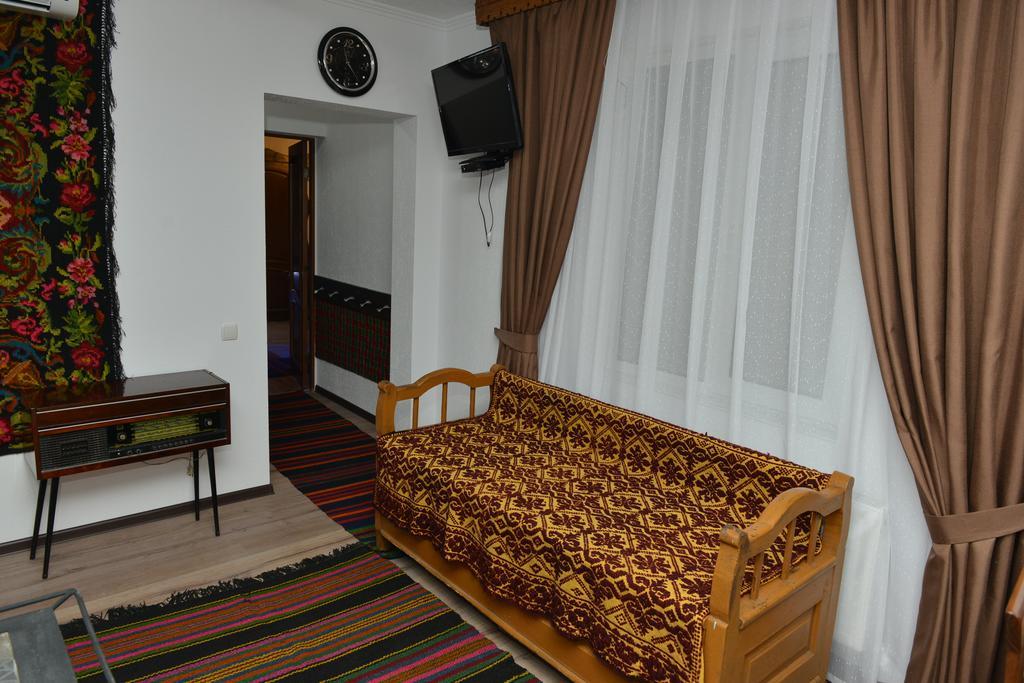 Pensiunea Butoias Glodeni Bilik gambar